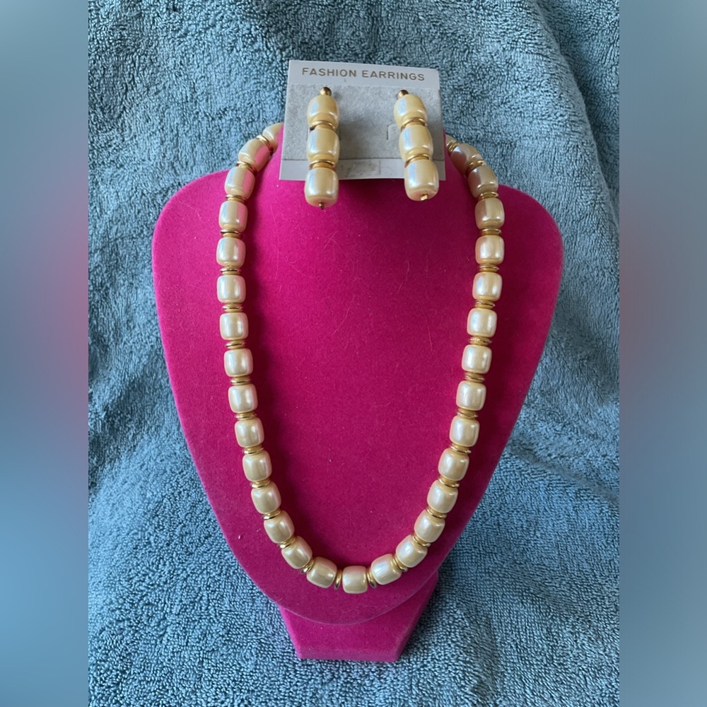Beautiful Pearl and Goldtone Dividers Necklace & Matching Pierced Earrings NWOT